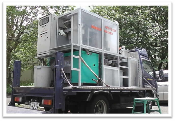 ２トン車に積載された移動式放射能汚染水浄化装置